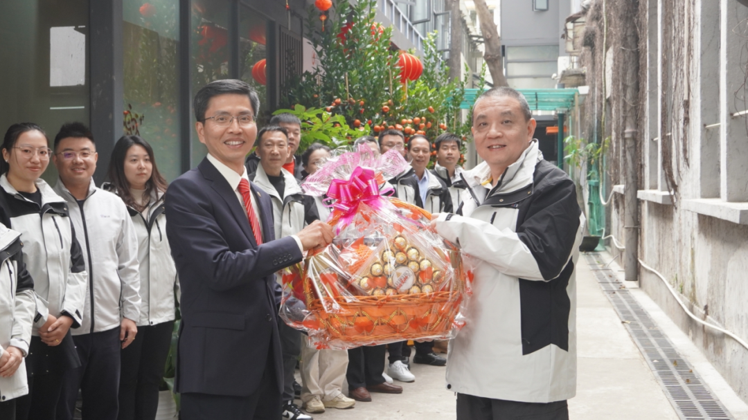 蛇接萬福 聚力向新——廣州輕工集團(tuán)黨委副書記、工會主席朱英毅帶隊(duì)到新仕誠公司開展新春慰問活動